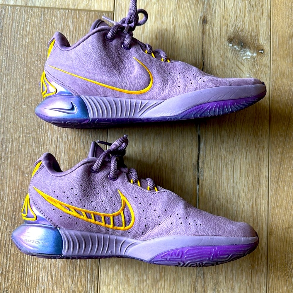NIKE LeBron XXI Violet Dust‎ and University Gold Basketball Shoes Size 8